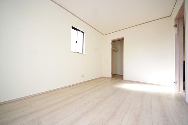 木の質感が優しい床材と豊富な収納が特徴的な、心に温かさを感じる内装です。