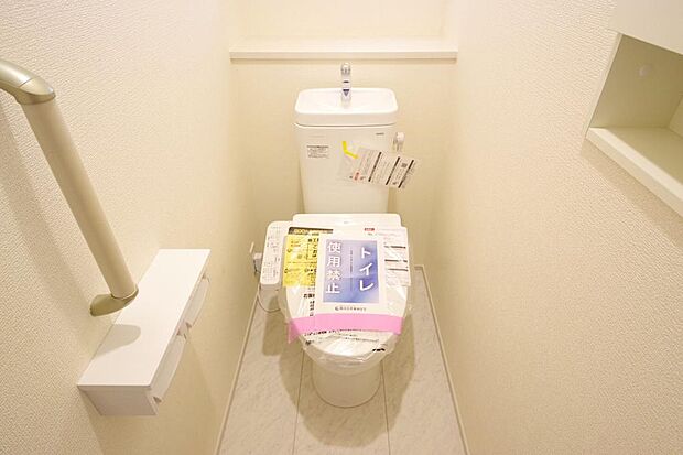 少ない水を有効に使って、汚れも効率よく洗浄します。便器は奥までふちのない掃除がしやすい形状です。