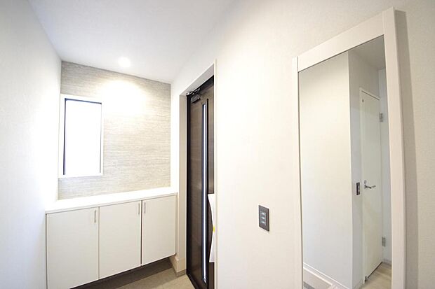 玄関を美しく整理できる収納量豊かなシューズインクロークです。高さの調整できる棚板を採用しております。