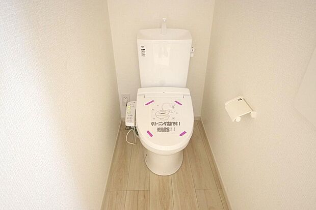 少ない水を有効に使って、汚れも効率よく洗浄します。便器は奥までふちのない掃除がしやすい形状です。