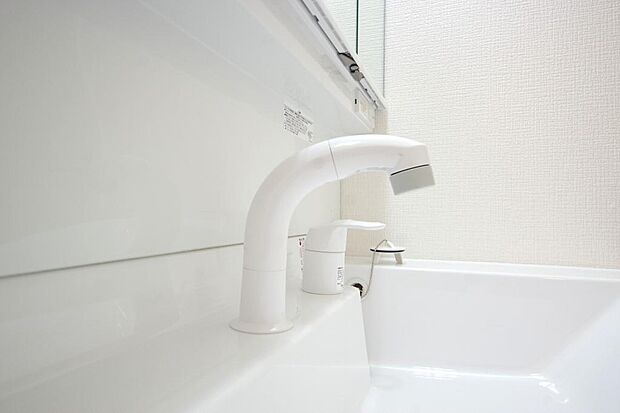 洗面台の給水口はホースが伸びるので朝シャン出来ます。シングルレバーでお湯の温度も楽々調整出来ます。