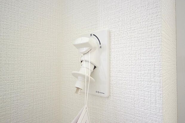 洗濯機用の給水口には蛇口ではなく、全自動洗濯機が設置できる専用の給水口が設置されております。