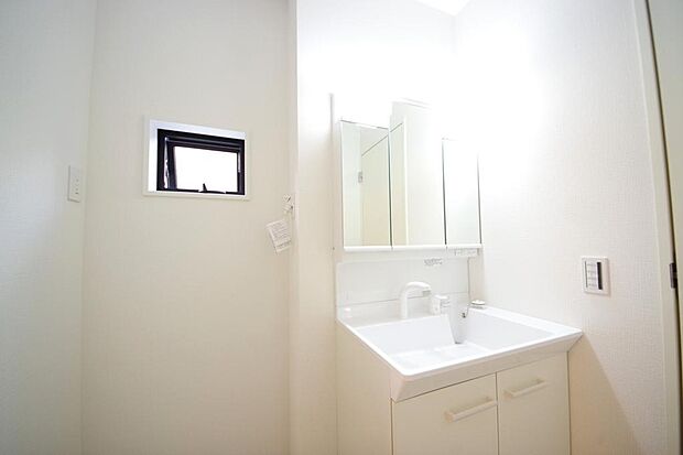 家族全員で利用するパブリックスペースとなりますので、鏡周りの収納ですっきり洗面台がご利用いただけます