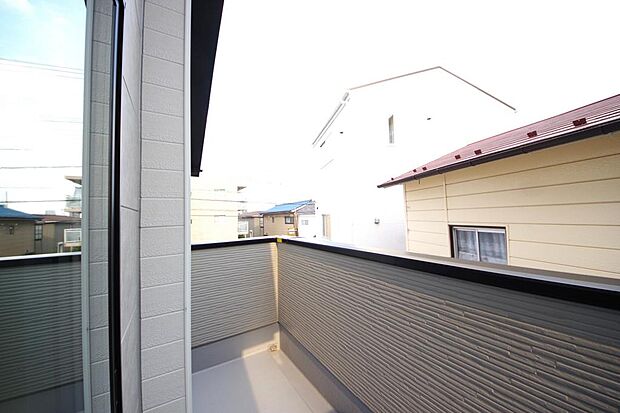 陽光あふれるバルコニーは、たくさんの光を浴びることができるのでお洗濯物やお布団もしっかり干せます。