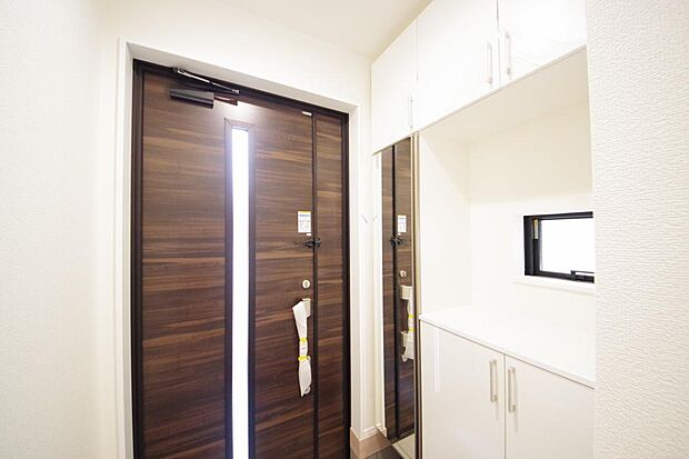 棚板が多く、沢山のの靴が収納可能。棚板は稼働可能ですのでブーツやヒールの高い靴も収納でき便利です。