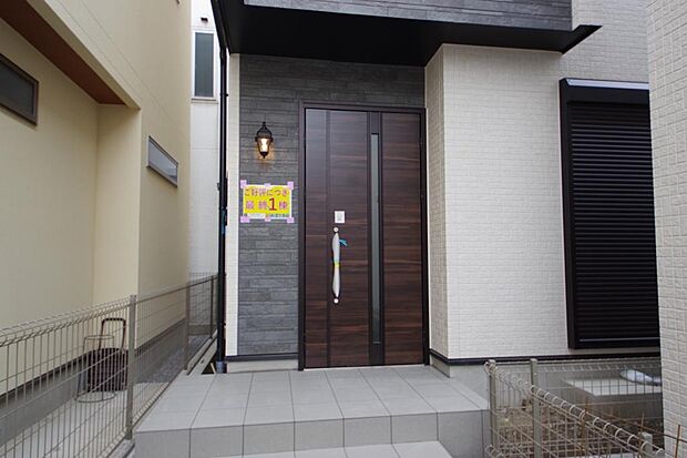 玄関はいわばその邸宅の顔です。だからこそ、迎賓のためにしつらえを細部まで施しました。