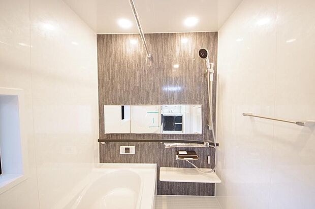 心地よい入浴タイムを追求した大きな浴槽とアクセントパネルで、より高級感が演出されます。