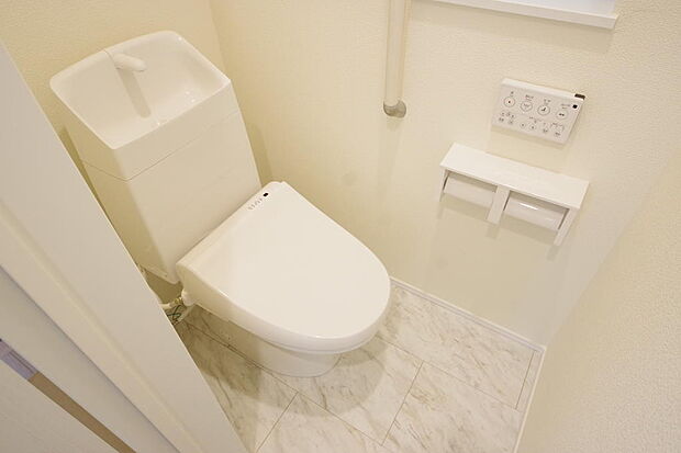 少ない水を有効に使って、汚れも効率よく洗浄します。便器は奥までふちのない掃除がしやすい形状です。