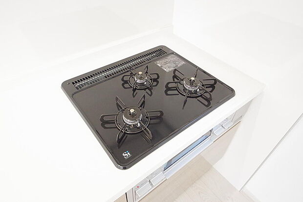 三ツ口コンロはＳｉセンサーが組み込まれています。長時間の使用の際にセンサーが自動でストップします。