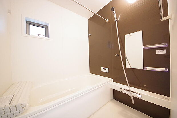 心地よい入浴タイムを追求した大きな浴槽とアクセントパネルで、より高級感が演出されます。