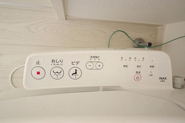 ウォシュレット機能　暖房便座は必需品です。１階　２階の両方のトイレに付いてます。