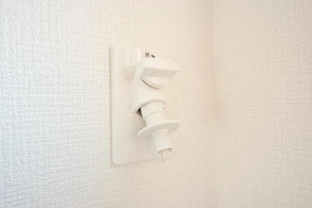 洗濯機用の給水口には蛇口ではなく、全自動洗濯機が設置できる専用の給水口が設置されております。