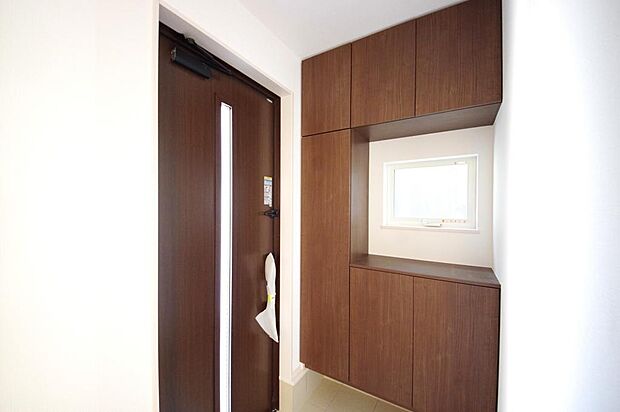 棚板が多く、沢山のの靴が収納可能。棚板は稼働可能ですのでブーツやヒールの高い靴も収納でき便利です。