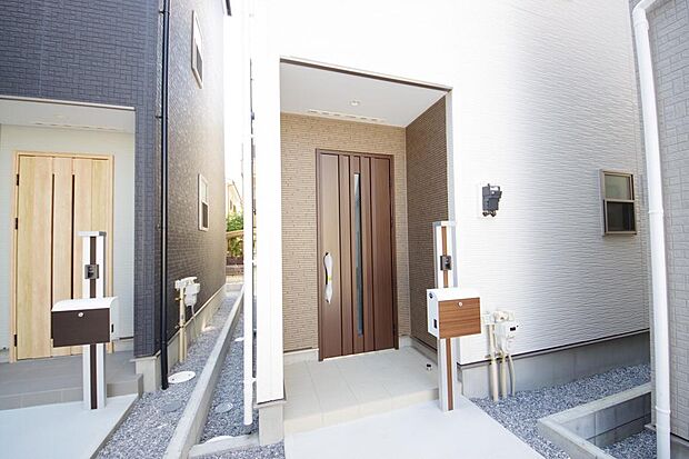 玄関はいわばその邸宅の顔です。だからこそ、迎賓のためにしつらえを細部まで施しました。