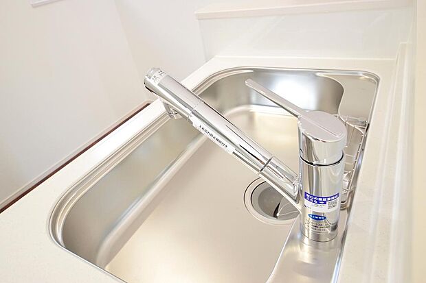 レバー操作一つで水量、温度も調節可能です。また、蛇口には浄水カートリッジも内蔵可能です。