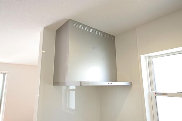 キッチン上部には、スッキリとしたスリム型レンジフードが標準装備されております。