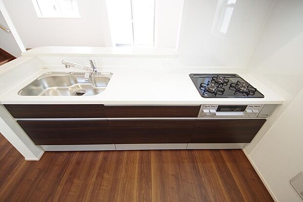 対面カウンターなので、家事をしながら家族とのだんらんも楽しめます。カウンターは様々な用途で利用可能。