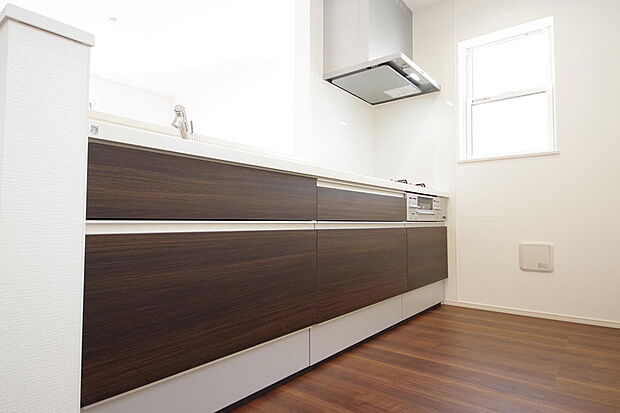 キッチンには耐久性が高く、お手入れも簡単で人工大理石トップを採用して、キッチンを優雅に演出しました。