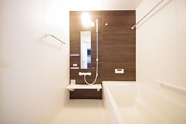 １日の疲れを癒す大切な場所です。追焚き機能も付いておりますので、帰りが遅くなっても安心できます。