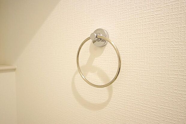 タオル掛け、これは必要です。標準装備されていますので、後から設置する手間も省けます。