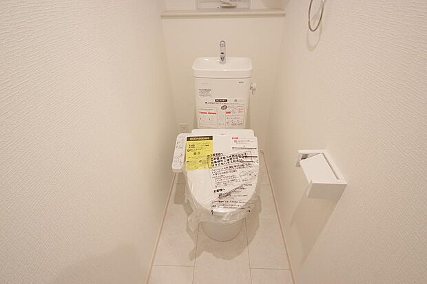 少ない水を有効に使って、汚れも効率よく洗浄します。便器は奥までふちのない掃除がしやすい形状です。