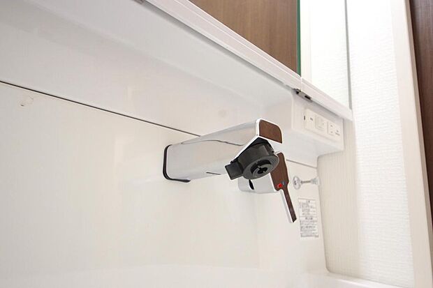 洗面台の給水口はホースが伸びるので朝シャン出来ます。シングルレバーでお湯の温度も楽々調整出来ます。