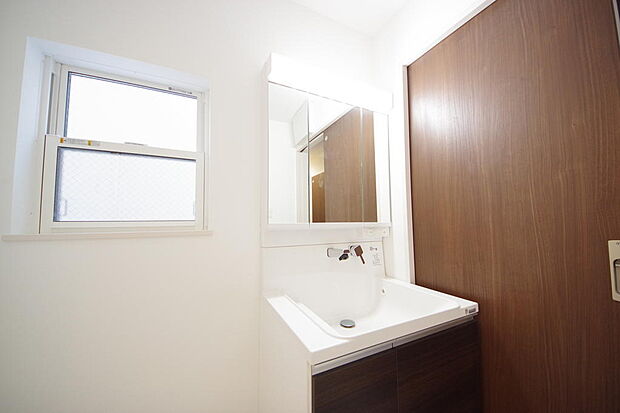 家族全員で利用するパブリックスペースとなりますので、鏡周りの収納ですっきり洗面台がご利用いただけます