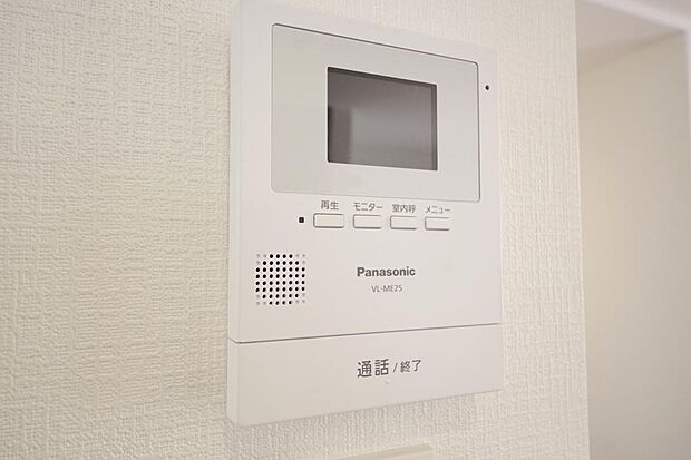 来訪者を映像と音声で確認可能なので、煩わしいセールスにも住戸内で対話可能です。