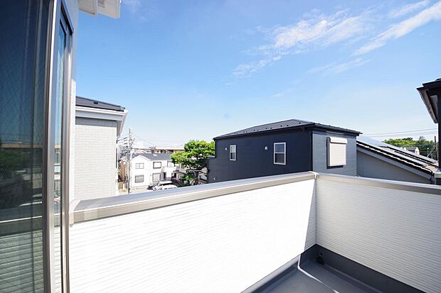 陽光あふれるバルコニーは、たくさんの光を浴びることができるのでお洗濯物やお布団もしっかり干せます。