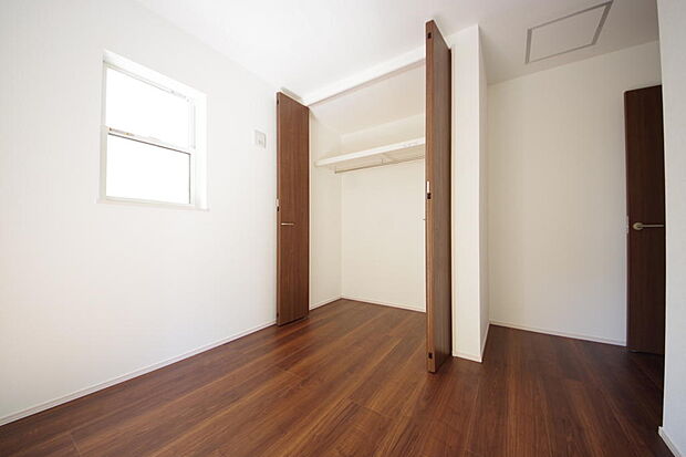 木の質感が優しい床材と豊富な収納が特徴的な、心に温かさを感じる内装です。