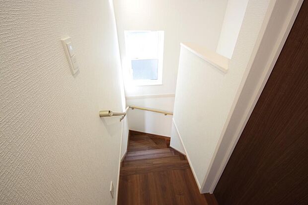 階段には手すりを標準装備することで、お子様やご高齢者の安全性にも配慮しております。