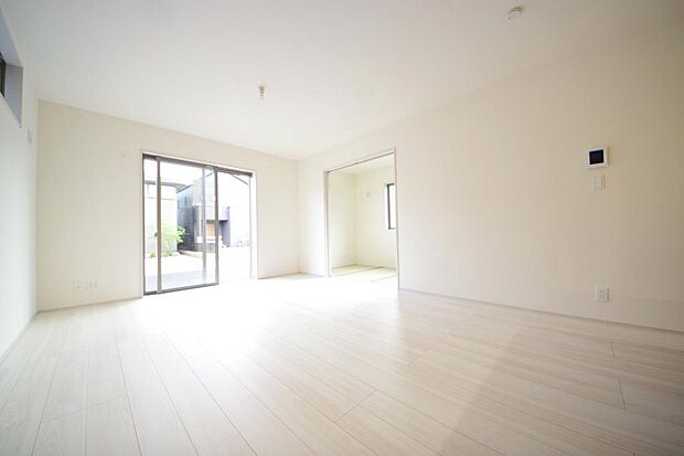 明るい陽光が差し込み開放的なリビング　ダイニングを演出し、ゆとりある空間はご満足いただけます。