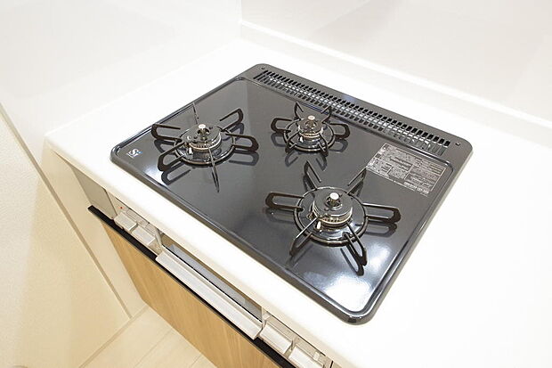 三ツ口コンロはＳｉセンサーが組み込まれています。長時間の使用の際にセンサーが自動でストップします。