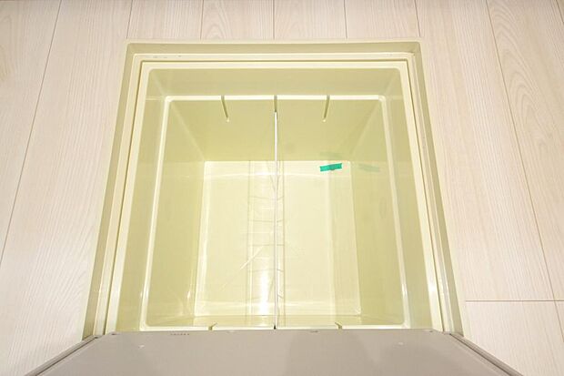 ミネラルウォーター、缶詰、非常食のストックに便利です。空間を有効に利用した収納です。