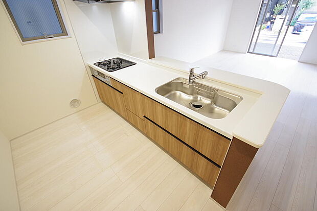 キッチンには耐久性が高く、お手入れも簡単で人工大理石トップを採用して、キッチンを優雅に演出しました。