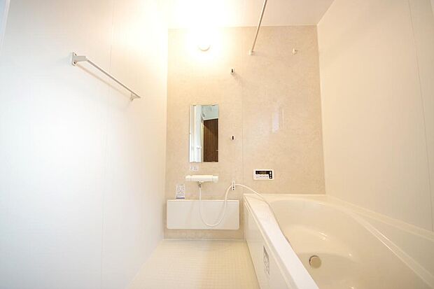 心地よい入浴タイムを追求した大きな浴槽とアクセントパネルで、より高級感が演出されます。