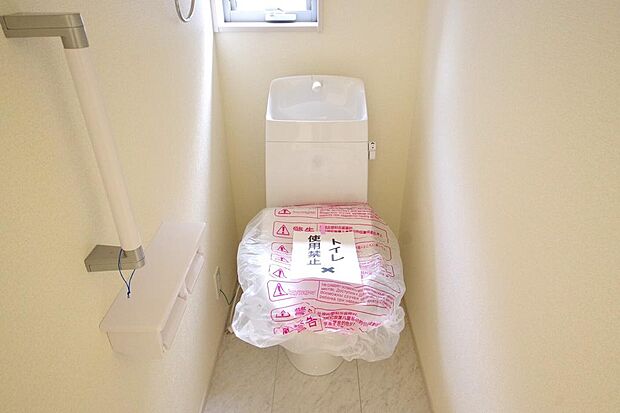 少ない水を有効に使って、汚れも効率よく洗浄します。便器は奥までふちのない掃除がしやすい形状です。