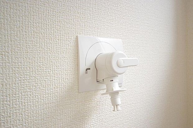 洗濯機用の給水口には蛇口ではなく、全自動洗濯機が設置できる専用の給水口が設置されております。