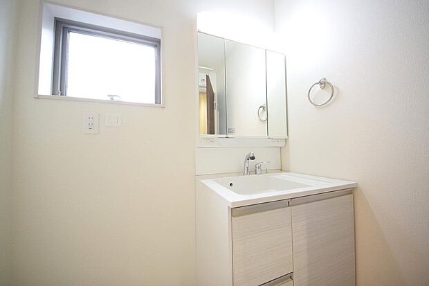 家族全員で利用するパブリックスペースとなりますので、鏡周りの収納ですっきり洗面台がご利用いただけます