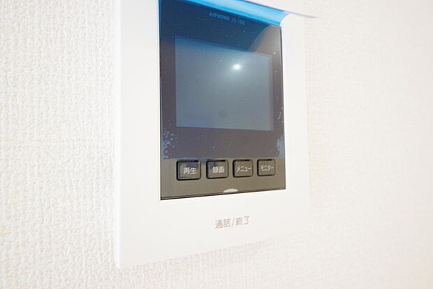 来訪者を映像と音声で確認可能なので、煩わしいセールスにも住戸内で対話可能です。
