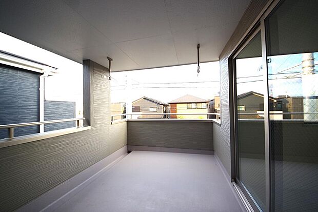 陽光あふれるバルコニーは、たくさんの光を浴びることができるのでお洗濯物やお布団もしっかり干せます。