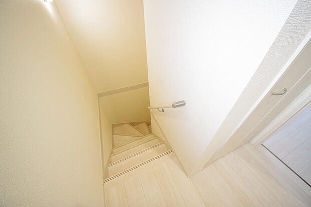 階段には手すりを標準装備することで、お子様やご高齢者の安全性にも配慮しております。