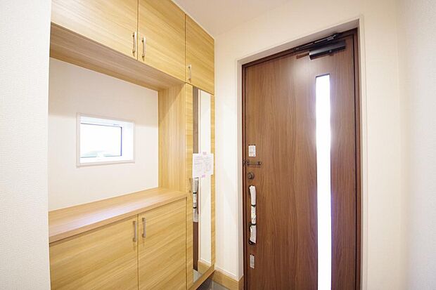 棚板が多く、沢山の靴が収納可能。棚板は稼働可能ですのでブーツやヒールの高い靴も収納でき便利です。