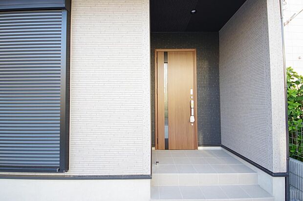 玄関はいわばその邸宅の顔です。だからこそ、迎賓のためにしつらえを細部まで施しました。