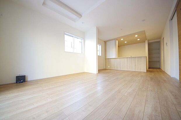 明るい陽光が差し込み開放的なリビング ダイニングを演出し、ゆとりある空間はご満足いただけます。