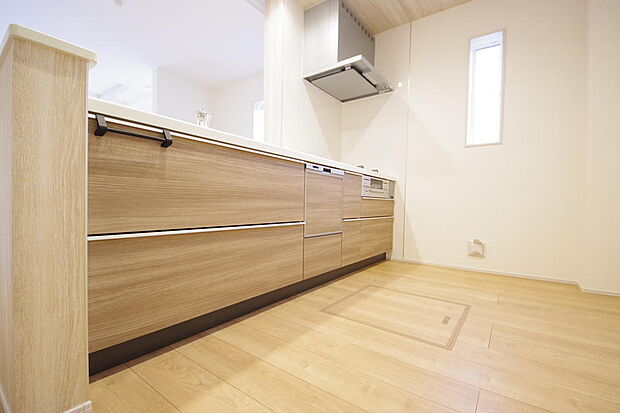 キッチンには耐久性が高く、お手入れも簡単で人工大理石トップを採用して、キッチンを優雅に演出しました。