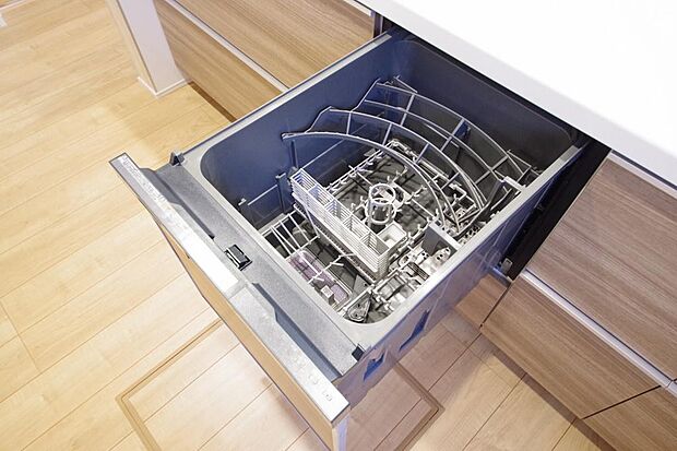 食器の出し入れがしやすいスライド収納タイプの食器洗い乾燥機です。また、節水効果にも優れています。