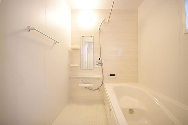 心地よい入浴タイムを追求した大きな浴槽とアクセントパネルで、より高級感が演出されます。