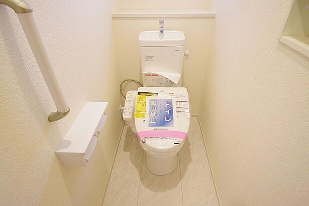 少ない水を有効に使って、汚れも効率よく洗浄します。便器は奥までふちのない掃除がしやすい形状です。