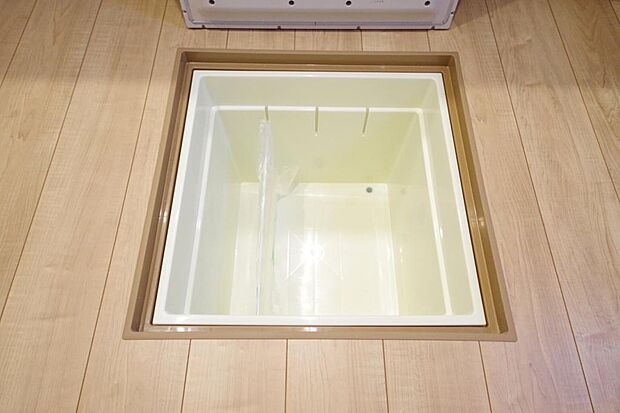 ミネラルウォーター、缶詰、非常食のストックに便利です。空間を有効に利用した収納です。